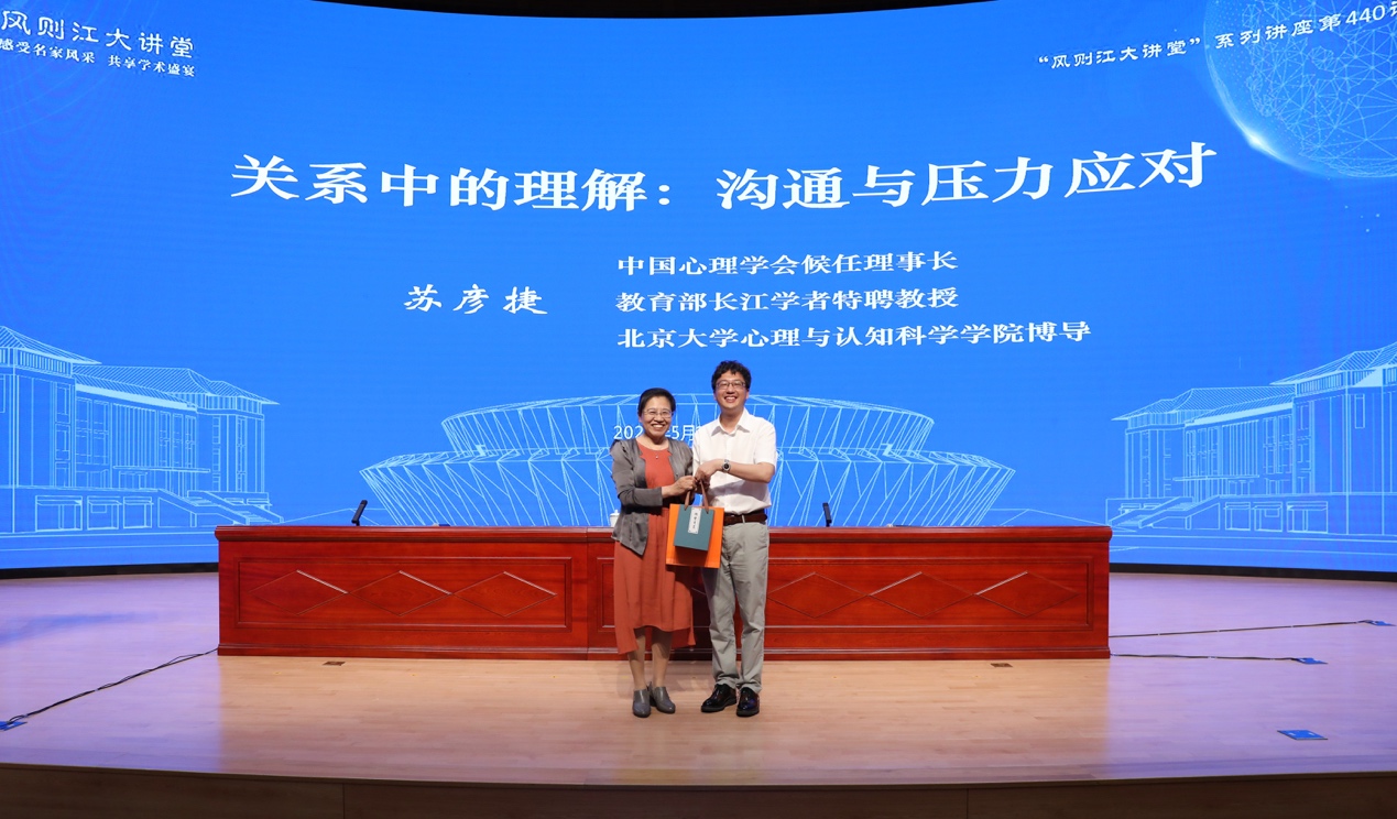 穿蓝色上衣的男人在玩滑板低可信度描述已自动生成