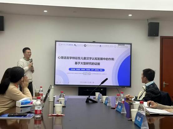 桌子上的电脑萤幕的一群人 描述已自动生成